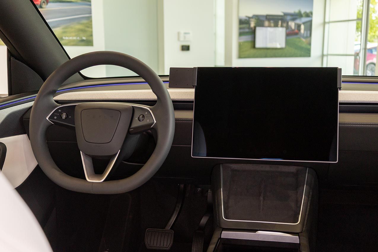 Proclip Tesla Model Y 25½- 16" screen Mitte montage